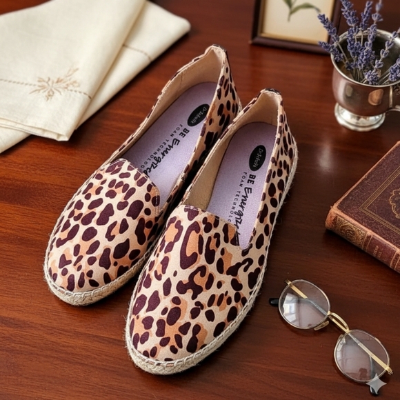 Flat Shoes - Picture 2 of 16